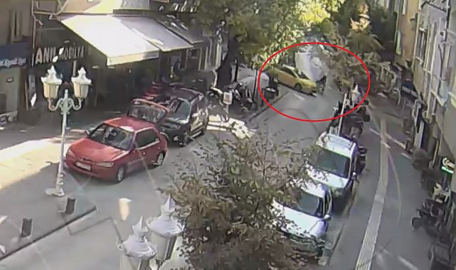 Ehliyetsiz sürücünün motosikleti taksiye çarptı; kaza kamerada