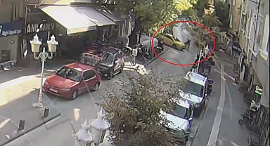Ehliyetsiz sürücünün motosikleti taksiye çarptı; kaza kamerada