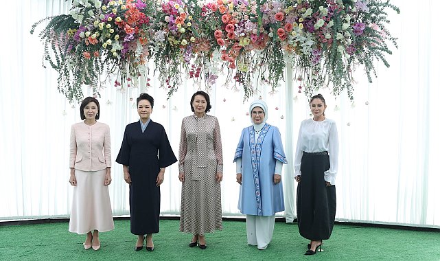Emine Erdoğan, Kırgızistan'da etnik el sanatları sergisini ziyaret etti