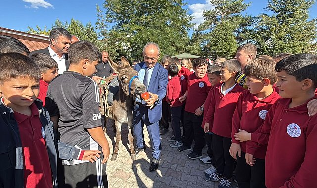 Eşekle Türkiye'yi geziyor, köy çocuklarına kitap ve kırtasiye dağıtıyor