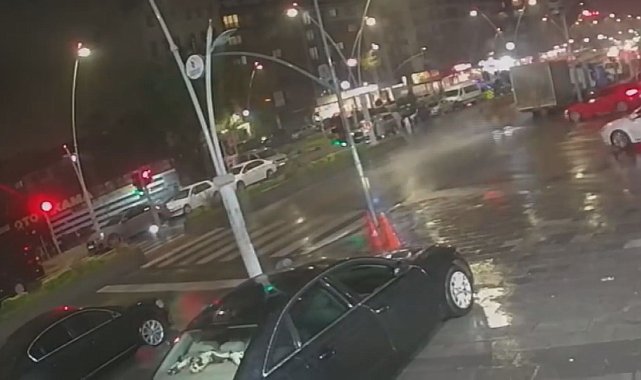 Esenler'de kayganlaşan yolda sürüklenen motosikletin kamyona çarptığı kaza kamerada