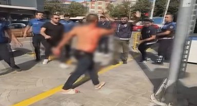 Esenler'de kendini yaralayıp bıçakla polislerin üzerine yürüyen şüpheli kamerada
