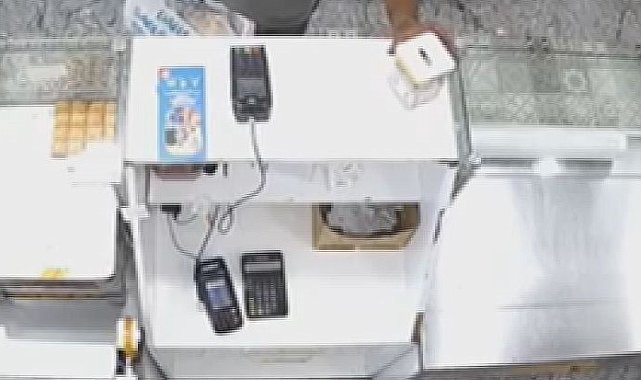 Esenler'de tatlıcı dükkanından sadaka kutusunu çalan şüpheli kamerada
