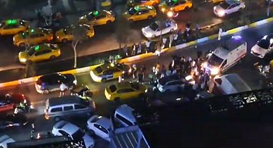 Esenyurt'ta trafikteki 2 sürücünün kavgası kamerada