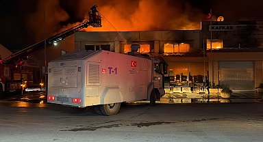 Eskişehir'deki bir işletmede yangın; TOMA da itfaiyeye destek verdi