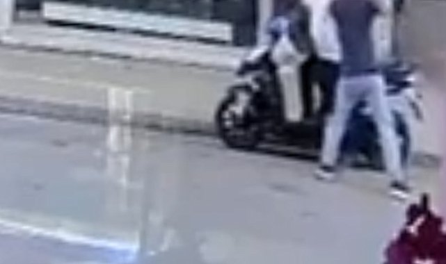 Esnafı bıçakla yaraladı, 'oyun bitti' deyip teslim oldu; saldırı kamerada