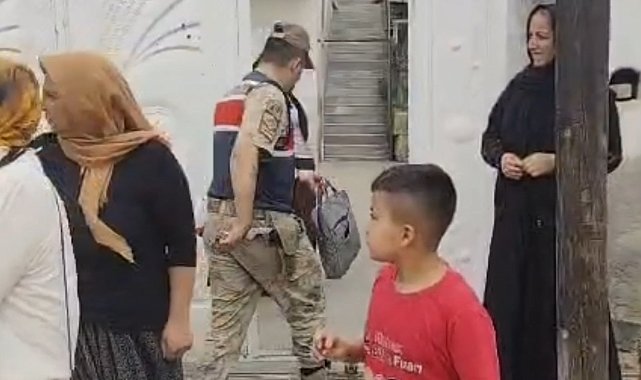 Ev sahibini bıçaklayıp sandalyeye bağladılar, gasbettikleri altınlarla kaçtılar