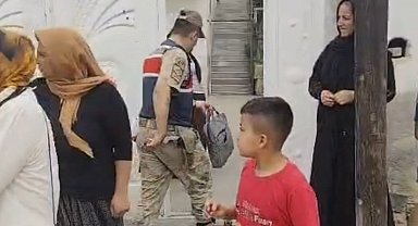 Ev sahibini bıçaklayıp sandalyeye bağladılar, gasbettikleri altınlarla kaçtılar