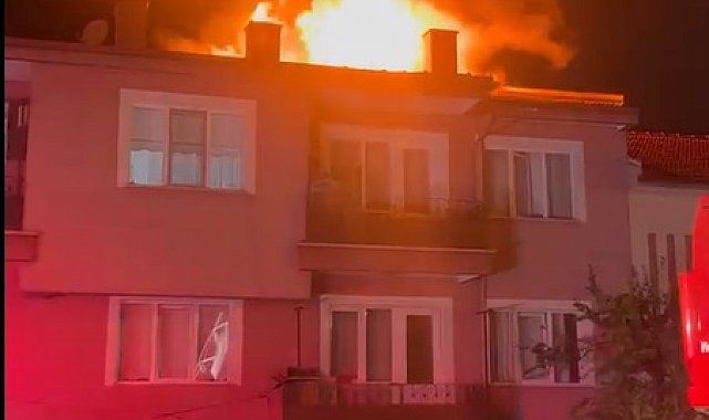 Evin çatısı alev alev yandı