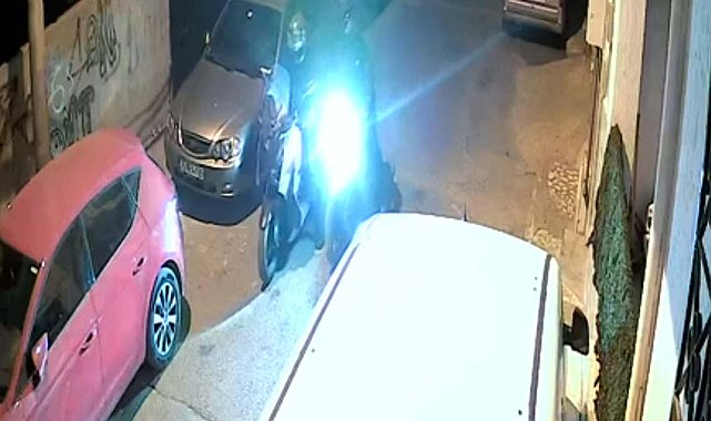 Evinin önüne park ettiği motosikleti çalındı; o anlar kamerada