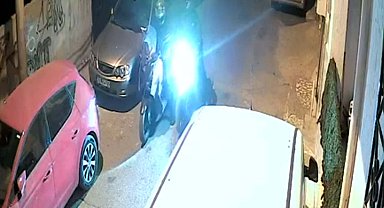 Evinin önüne park ettiği motosikleti çalındı; o anlar kamerada
