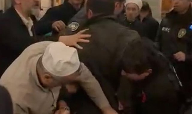 Eyüpsultan Camii'nde çıkan kavgada silahla havaya ateş açan şüpheli yakalandı