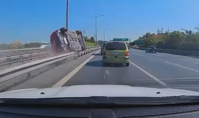 Eyüpsultan'da otomobil bariyere çarparak devrildi; kaza kamerada