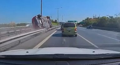 Eyüpsultan'da otomobil bariyere çarparak devrildi; kaza kamerada