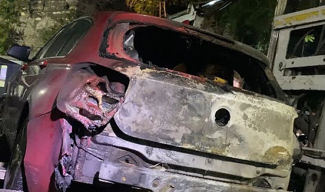 Fatih'te seyir halindeki otomobil alev alev yandı
