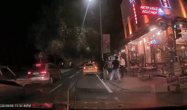 Fatih'te taksi şoförü ücrette anlaşamadığı yolcuları araçtan indirip darbetti