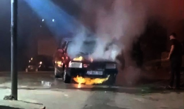 Gaziantep'te kırmızı ışıkta bekleyen otomobil yandı
