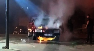 Gaziantep'te kırmızı ışıkta bekleyen otomobil yandı