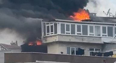 Gaziosmanpaşa'da 4 katlı binanın çatısında çıkan yangın söndürüldü