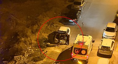 Gece yarısı kornası takılı kalan otomobil, mahalleyi ayağa kaldırdı
