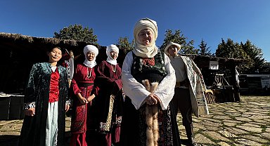 Geleneksel Kırgız kıyafetlerini yaşatıyor