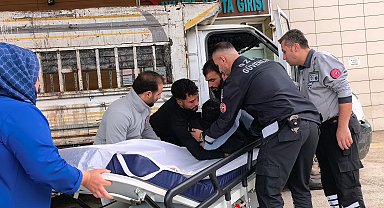 Geri dönüşüm malzemesi yüklediği kamyonetten düşüp yaralandı