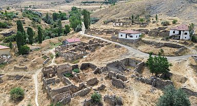 Göç nedeniyle terk edilen köyde yalnızca bir aile yaşıyor