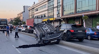 Güngören'de sürücüsünün direksiyon hakimiyetini kaybettiği otomobil takla attı; kaza kamerada