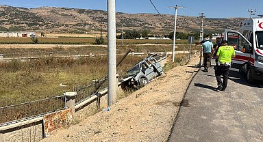 Hafif ticari araç beton duvara çarptı; 1'i ağır, 3 yaralı