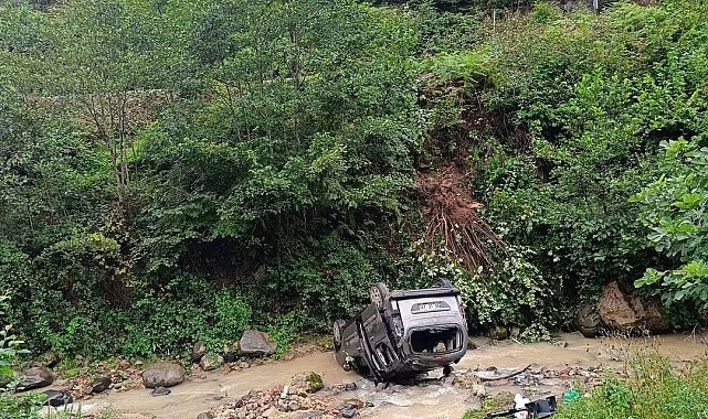 Hafif ticari araç dereye yuvarlandı; 3'ü ağır, 5 yaralı
