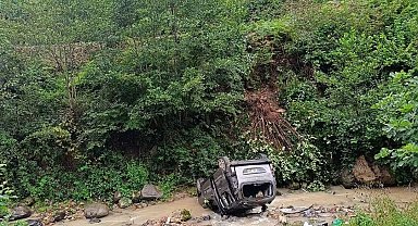 Hafif ticari araç dereye yuvarlandı; 3'ü ağır, 5 yaralı