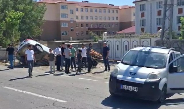 Hafif ticari araç ile otomobil çarpıştı: 1 çocuk, 4 yaralı