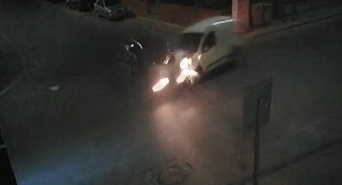 Hafif ticari araç ile otomobilin çarpışması kamerada; 2 yaralı