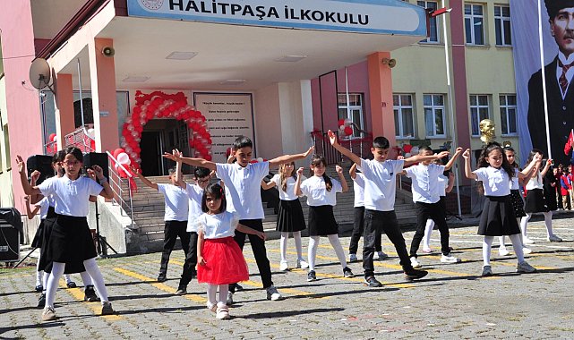 Halk oyunları gösterisine katılan 3 yaşındaki Begüm'e bayrak hediyesi