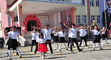 Halk oyunları gösterisine katılan 3 yaşındaki Begüm'e bayrak hediyesi
