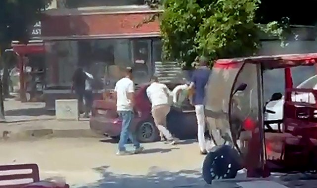 Husumetlilerini darbedip, otomobiline sopayla zarar verdiler