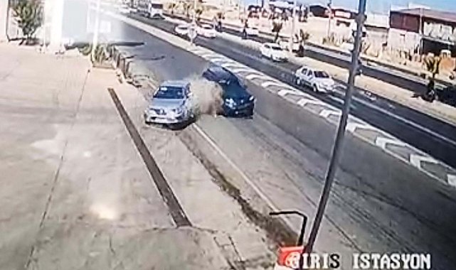 İki otomobil ile TIR'ın karıştığı kaza kamerada; 1 yaralı