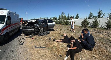 İki otomobil, kafa kafaya çarpıştı; 5 yaralı