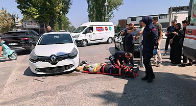 İki otomobille çarpışan motosikletin sürücüsü yaralandı