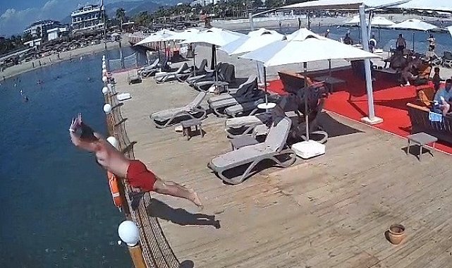 İskeleden sığ suya balıklama atlayan tatilci öldü
