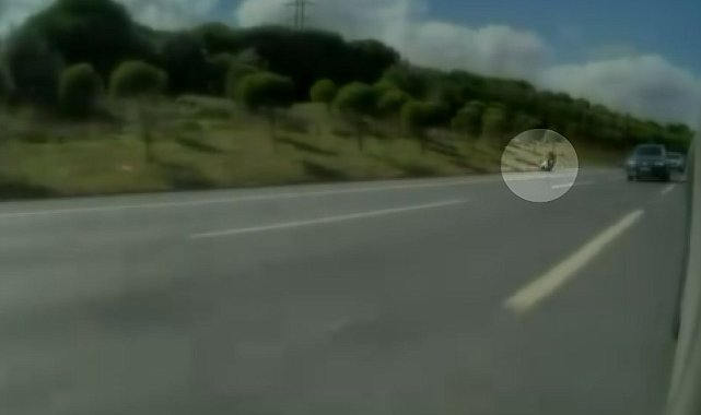İstanbul Havalimanı yolunda motosikletin devrildiği kaza kamerada