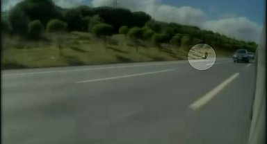 İstanbul Havalimanı yolunda motosikletin devrildiği kaza kamerada