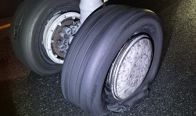 İstanbul Havalimanı'nda 2 lastiği patlayan uçağın pilotu taksi yolunda bekledi Ek bilgi