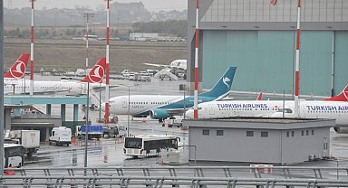 İstanbul Havalimanı'nda borcundan dolayı haczedilen İran havayolu şirketinin uçağının bekleyişi sürüyor
