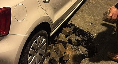 İstanbul'da alt geçidi su bastı; araçlar çöken yolda kaldı