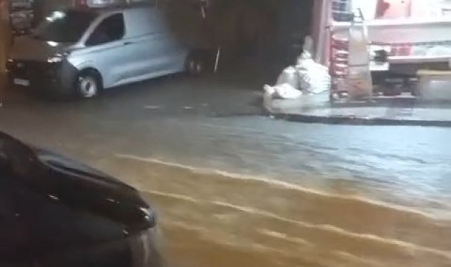 İstanbul'da sağanak etkili oluyor; yollar göle döndü -1