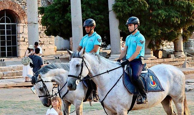 İzmir'de 12 ilçede atlı jandarma birlikleri görev yapıyor
