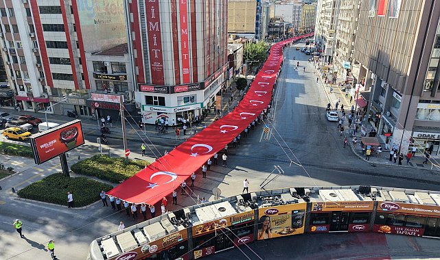 İzmir'de 9 Eylül kutlamaları 'Zafer Yürüyüşü' ile başladı
