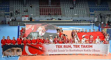 İzmir'in kurtuluşu voleybolla taçlandı