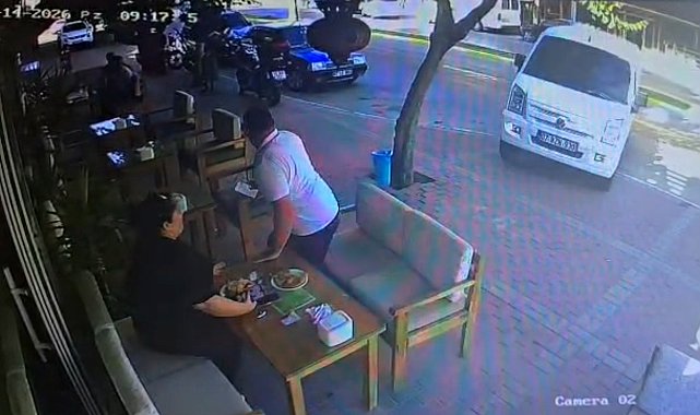 Kafede oturanlara hafif ticari araç çarptı; 1 yaralı